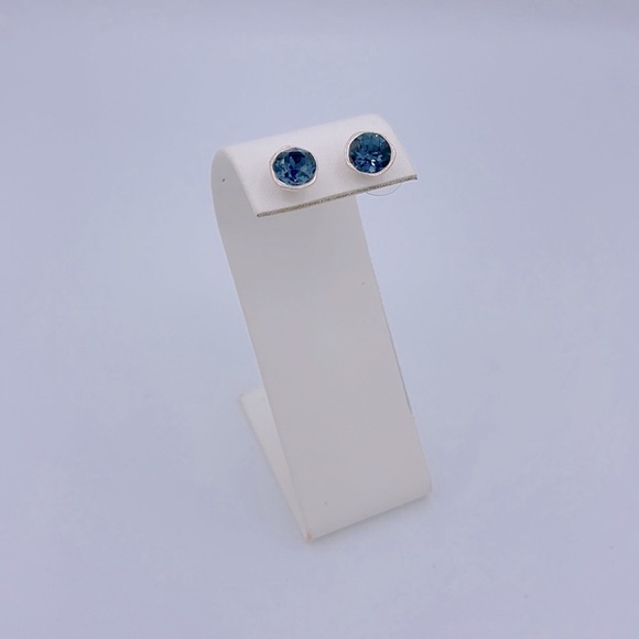 Blue sapphire color stud earrings. Swarovski elements stud earrings in b… - Picture 4 of 4